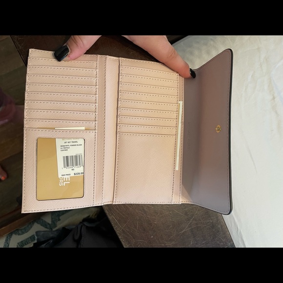 Michael Kors Charlotte satchel and jet set travel wallet set - Picture 4 of 7